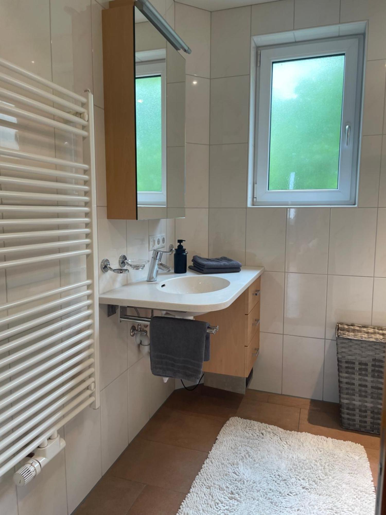 Crown Living Design Apartment - 2 Schlafzimmer - Kueche - Gratis Parkplatz - Abstellraum Fuer Fahrraeder/Ski Mader Dış mekan fotoğraf