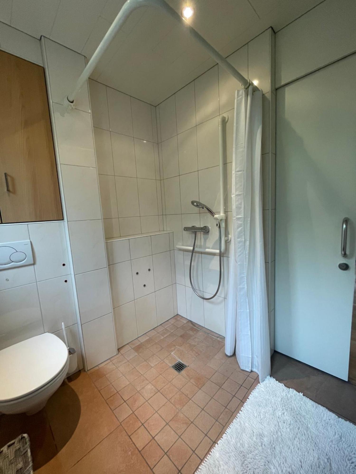 Crown Living Design Apartment - 2 Schlafzimmer - Kueche - Gratis Parkplatz - Abstellraum Fuer Fahrraeder/Ski Mader Dış mekan fotoğraf