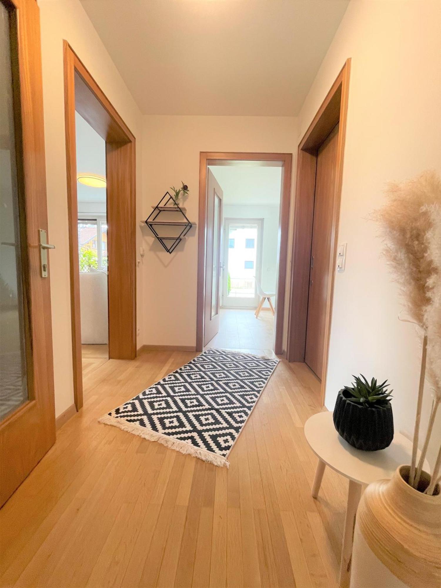Crown Living Design Apartment - 2 Schlafzimmer - Kueche - Gratis Parkplatz - Abstellraum Fuer Fahrraeder/Ski Mader Dış mekan fotoğraf