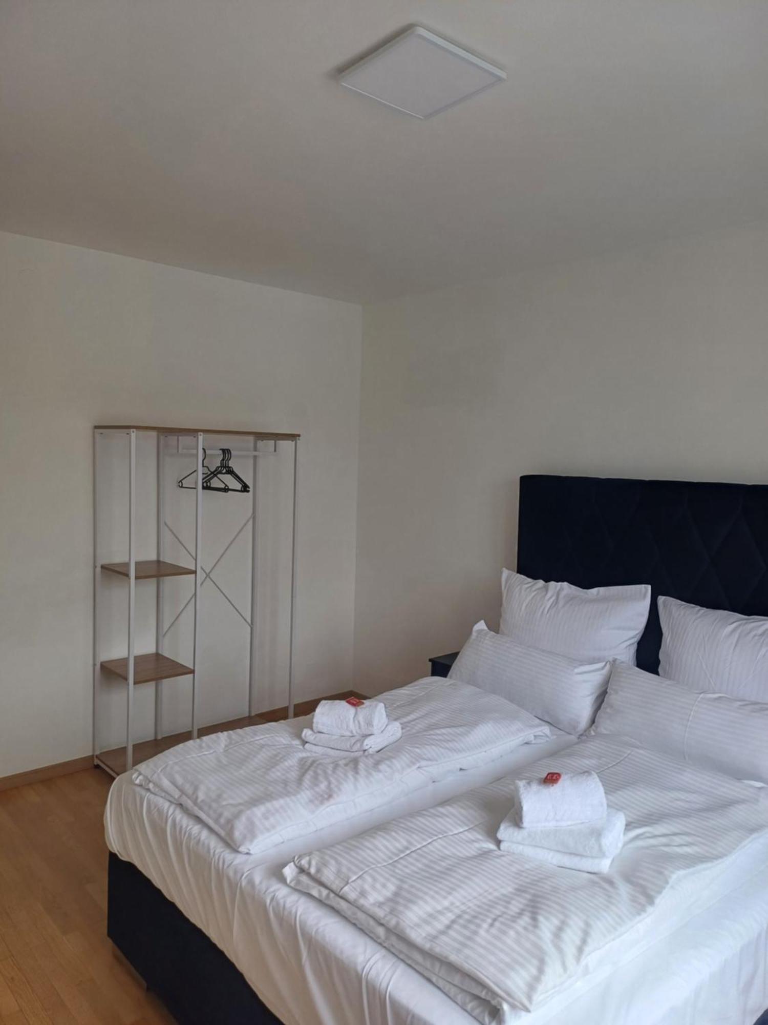Crown Living Design Apartment - 2 Schlafzimmer - Kueche - Gratis Parkplatz - Abstellraum Fuer Fahrraeder/Ski Mader Dış mekan fotoğraf