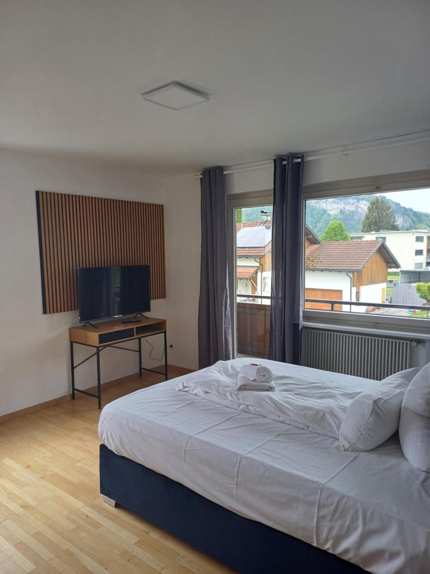 Crown Living Design Apartment - 2 Schlafzimmer - Kueche - Gratis Parkplatz - Abstellraum Fuer Fahrraeder/Ski Mader Dış mekan fotoğraf